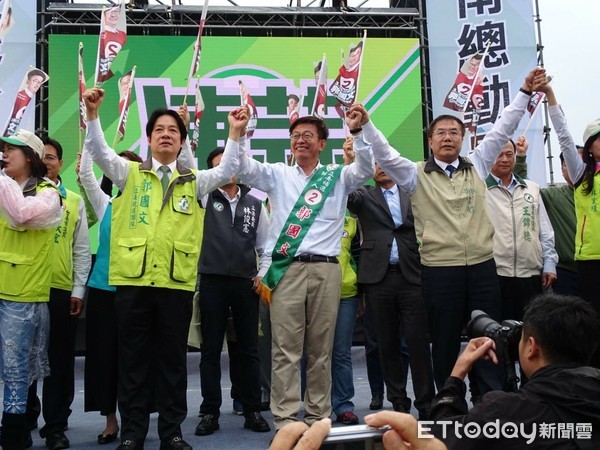 ▲民進黨台南市立委補選候選人郭國文在新化夜市場地舉辦萬人造勢大會，僅管下著雨現場鄉親依舊風雨同心熱情支持，綠營總動員力挺郭國文，316團結贏得這次選戰。（圖／記者林悅翻攝，下同）