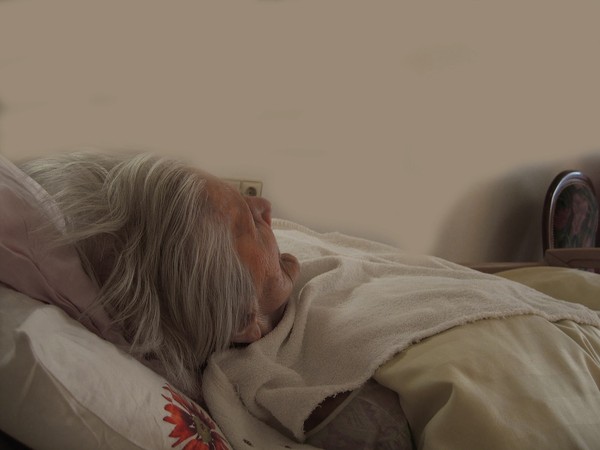 72歲老母「褥瘡爛到見骨」裸躺浸尿床墊！　兒：她不喜歡看醫生 | ETt