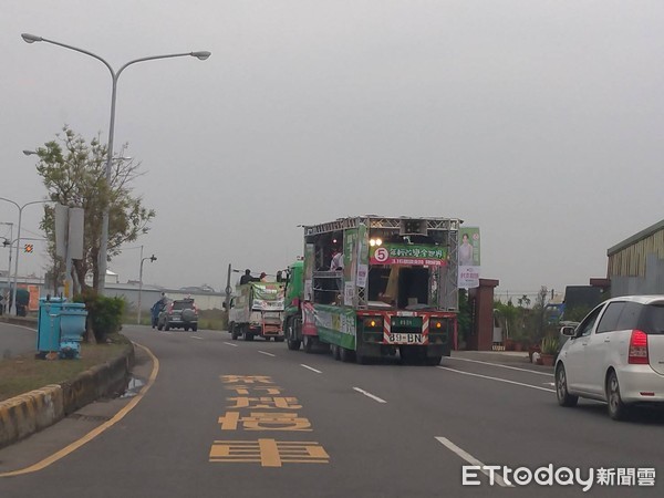 ▲台南市立委補選候選人陳筱諭，率大勝利車隊進行掃街拜票，在地鄉親挺「小魚」凝聚力愈來愈強大。（圖／記者林悅翻攝，下同）