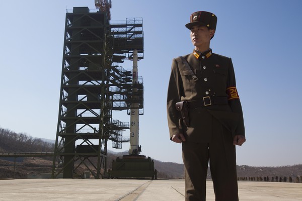 ▲▼ 北韓士兵2012年東倉里西海衛星發射中心發射地球觀測衛星「光明星3號」。（圖／達志影像／美聯社）