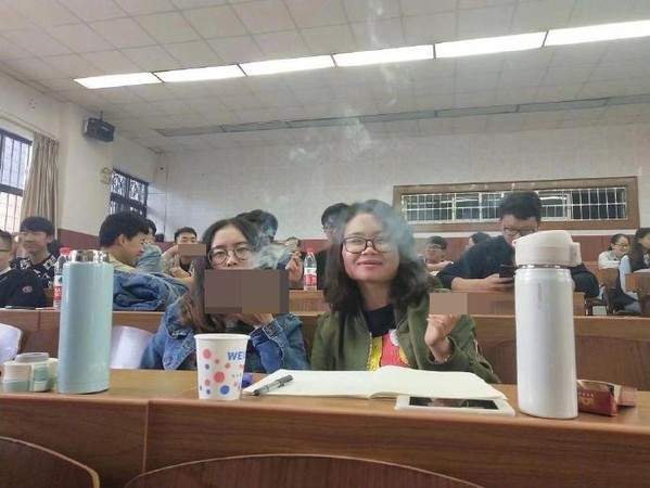 ▲▼雲南農業大學菸草學院的學生在課堂品菸。（圖／翻攝自微博）