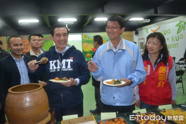 ▲前總統馬英九南下陪國民黨立委補選候選人謝龍介上香祈福及掃街拜票，並到全國地瓜產業最具規模的瓜瓜園參觀，受到民眾熱情歡迎，除品嚐地瓜餐外，還採購地瓜產品，十分開心。（圖／記者林悅翻攝，下同）