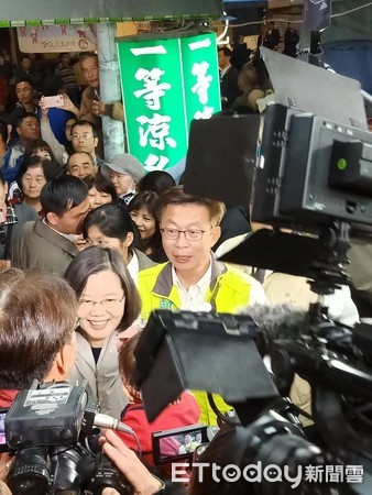 ▲蔡英文總統在市長黃偉哲、民進黨卓榮泰主席與立委補選候選人郭國文，陪同至台南善化慶安宮參拜祈福，蔡英文請鄉親挺郭國文當選立委顧台灣。（圖／記者林悅翻攝，下同）