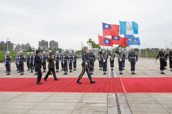 嚴部長與瓜國部長相互贈勳　象徵華瓜軍誼永固