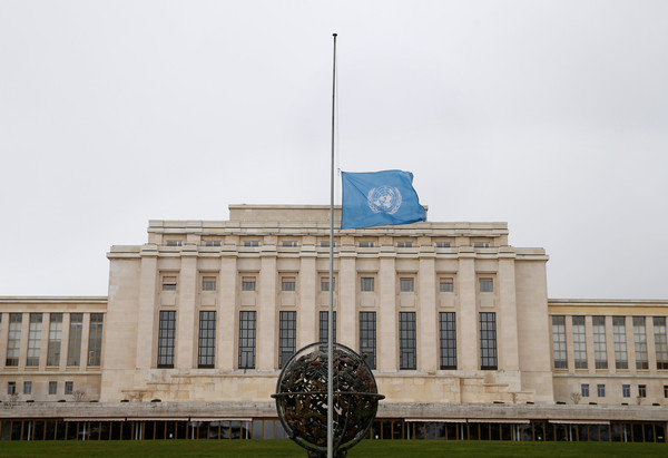 ▲▼紐約聯合國總部降下半旗，哀悼在衣航空難喪生的機構成員。（圖／路透）