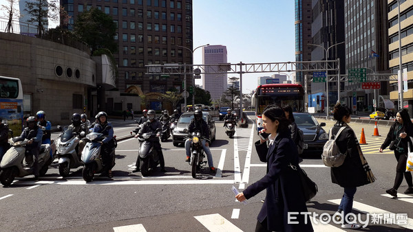 ▲▼ 忠孝東路基隆路口地下道。（圖／記者邱顯燁攝）