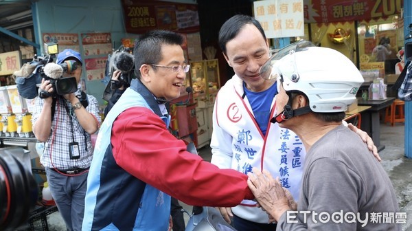 ▲前新北市長朱立倫陪同鄭世維徒步掃街拜票。（圖／鄭辦提供）