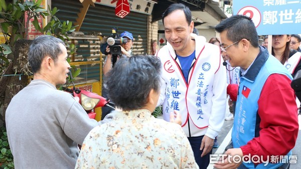 ▲前新北市長朱立倫陪同鄭世維徒步掃街拜票。（圖／鄭辦提供）