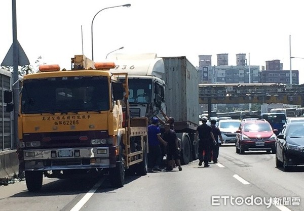 ▲▼國道一號北上路段車禍。（圖／記者吳奕靖攝）