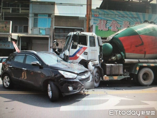 ▲陳姓男子疑似疲勞駕駛，逆向與大貨車發生車禍，車頭嚴重毀損，幸好送醫無生命危險。（圖／記者林悅翻攝，下同）