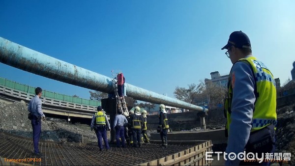 ▲田男揚言跳橋輕生，所幸被警勸阻。（圖／記者陳玉翻攝）