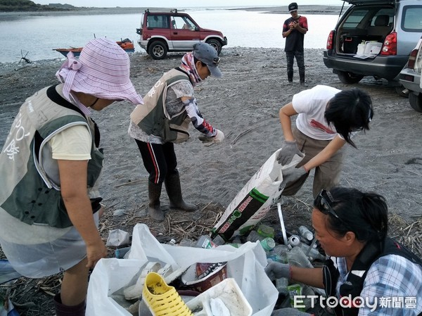 ▲秀姑巒溪Cepo’水守隊發係由一群靠海吃飯的阿美族志工組成， 致力於維護秀姑巒溪出海口的生態環境。（圖／記者王兆麟翻譯攝，下同）