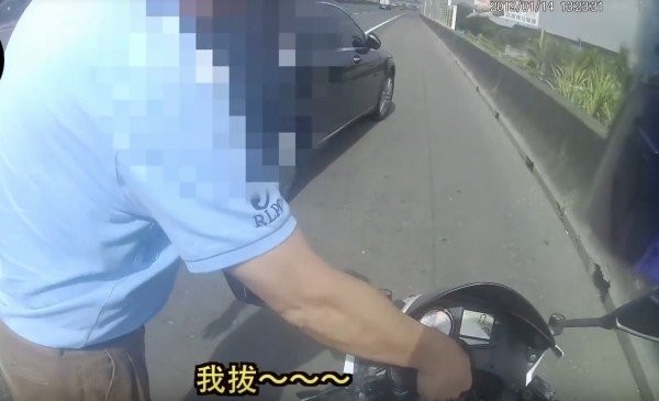 ▲▼賓士車將機車逼迫網路肩停車後，男駕駛立刻下車走向騎士。（圖／翻攝自YouTube／負能量宅肥窮魯蛇 Zackexplosion）