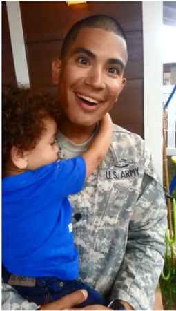 ▲▼軍人爸離家6周喜得知又要當爸。（圖／翻攝自YouTube／Jasmine Rosado）