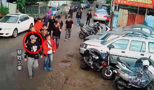 大批黑衣人押著蔡姓少東進入印北報廢車回收場談判，想爭食非洲外銷大餅。