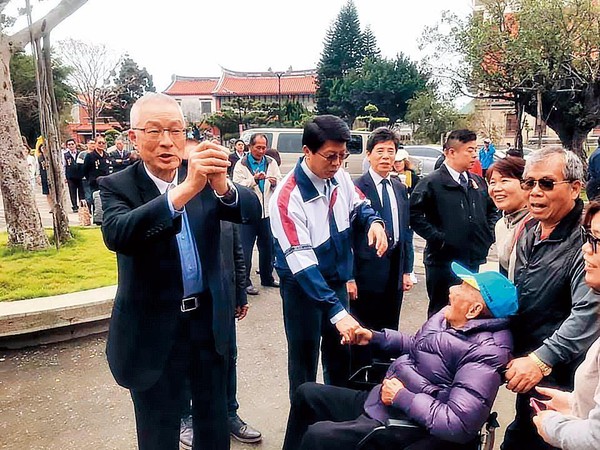 國民黨主席吳敦義日前南下陪同台南市立委候選人謝龍介拉票，力拚在深綠選區突圍，再添戰功。（翻攝吳敦義臉書）