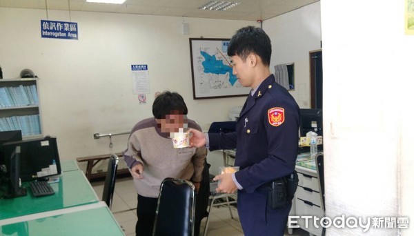 ▲桃園市精障楊姓男子飢餓男帶，暖警提供早餐讓楊男飽餐一頓。（圖／記者沈繼昌翻攝）