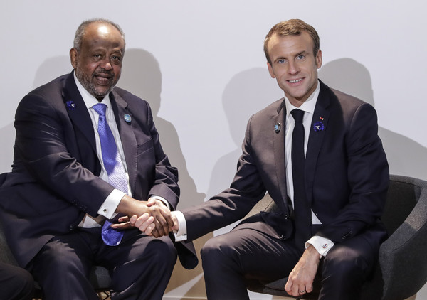 ▲▼ 2018年11月11日,吉布地總統伊斯梅爾·奧馬爾·蓋雷（Ismail mar Guelleh）與法國總統馬克宏在巴黎舉行的巴黎和平論壇期間握手。（圖／達志影像／美聯社）
