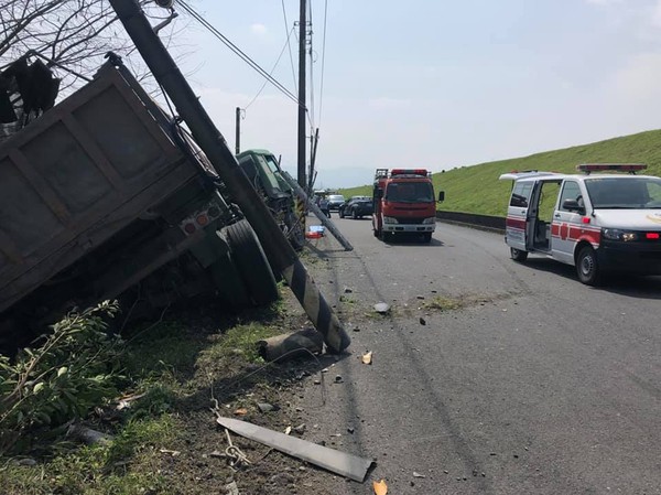 ▲▼宜蘭一輛砂石車閃避不及前方要左轉的轎車，擦撞轎車後又撞進路旁水溝。（圖／擷自三星鄉代陳世玉臉書，下同）