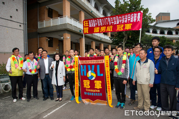 ▲▼宜蘭礁溪國中男子排球隊，8日首次為宜縣在全國國中排球甲級聯賽中拿下冠軍杯，宜蘭縣長林姿妙13日前往頒獎祝獲。（圖／記者游芳男翻攝，下同）