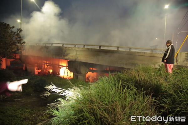 ▲橋下引起的大火造成濃濃黑煙直竄天際，橋上車輛照常通行險象環生。（圖／記者黃孟珍攝）