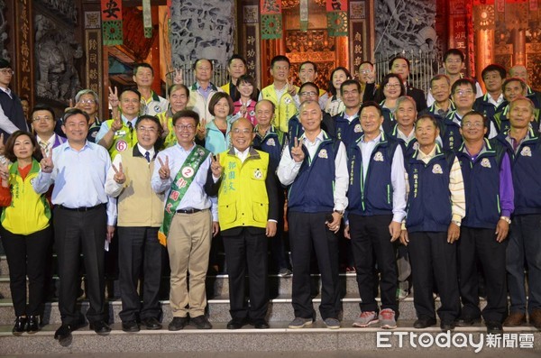 ▲行政院長蘇貞昌，在台南市長黃偉哲、立委補選候選人郭國文及王定宇立委、陳靜敏立委等人陪同下，前往安定慈安宮、長興宮上香祈福，並力挺郭國文。（圖／記者林悅翻攝，下同）