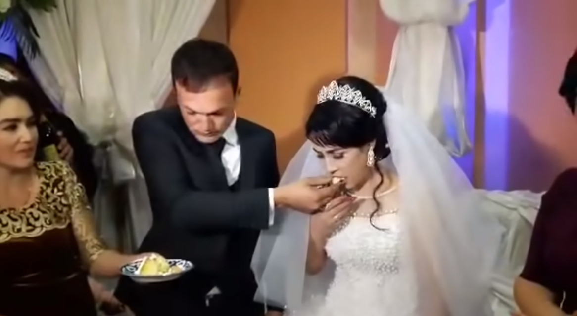 ▲▼烏茲別克,婚禮,呼巴掌。（圖／翻攝自youtube）