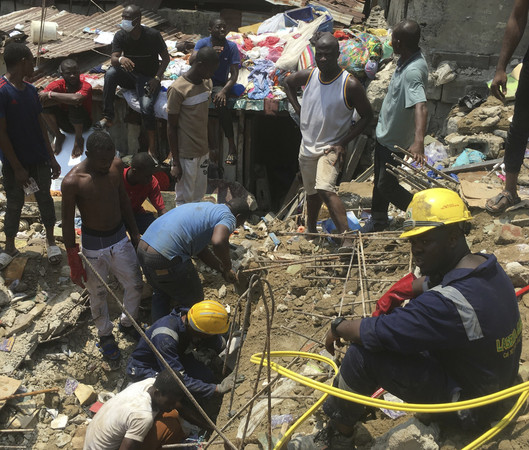 ▲奈及利亞大城拉哥斯一棟3層樓建築築物倒塌，至少有上百名孩童受困。圖為救援人員在瓦礫中開挖的情景。(圖／達志影像／美聯社）