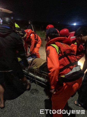 ▲ 碧砂漁港釣客甩竿跌落消波塊 警消、海巡聯手救起送醫。（圖／記者郭世賢翻攝）