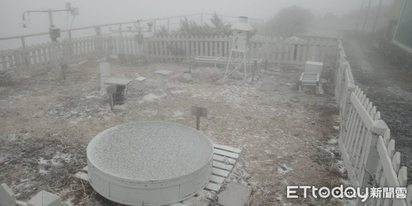 玉山下雪。（圖／氣象局）