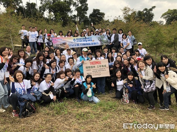 ▲▼為地球加「樹」降溫，時隔3年，皇冠金屬董事長林欣蓓等員工80人，13日紛紛尋找自己當年親自種植的楓香合影，感受小樹成長喜悅，更流下感動的淚水。（圖／記者游芳男翻攝，下同）