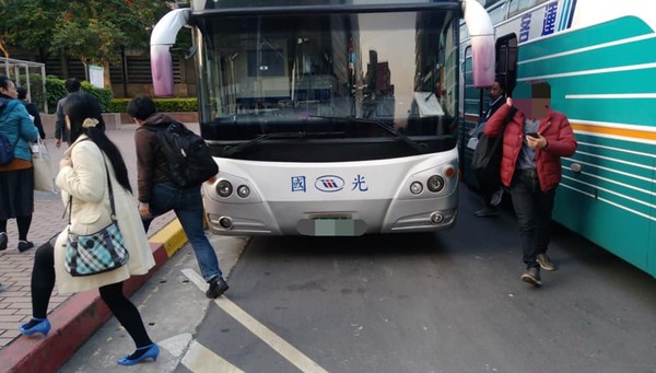 ▲▼王姓遊覽車駕駛至台北車站要放旅客下車，卻見大客車臨停區被國光客運霸占。（圖／取自臉書爆料公社）