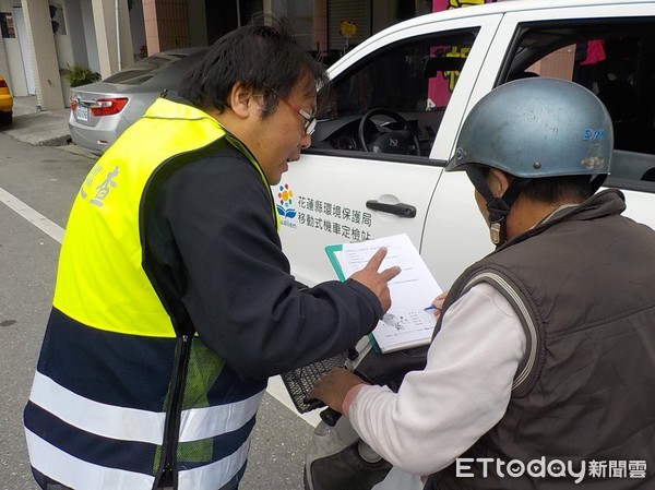 ▲為加速淘汰高污染老舊二行程機車及便利二行程機車車主辦理淘汰，花蓮縣環境保護局備有專人到府協助辦理報廢及代送件服務。（圖記者王兆麟翻攝，下同）