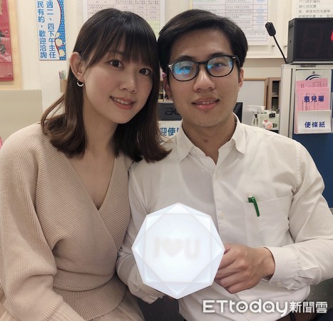 ▲ 白色情人節登記結婚 新北戶所送驚喜浪漫迎新人。（圖／新北市民政局提供）