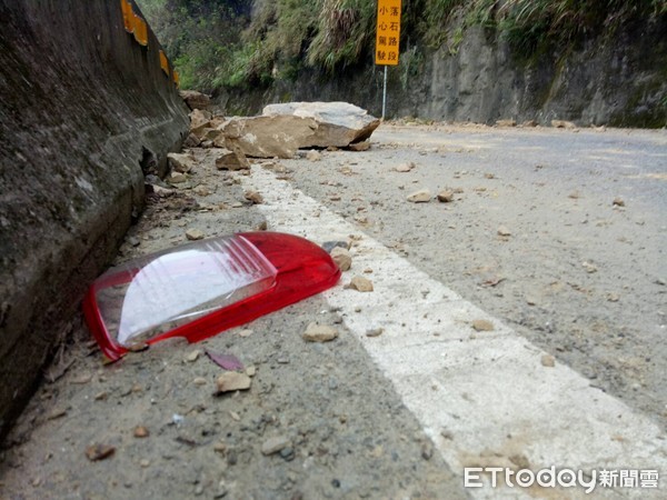 ▲▼落石砸車，紅色小轎車遭砸中。（圖／記者黃孟珍翻攝）