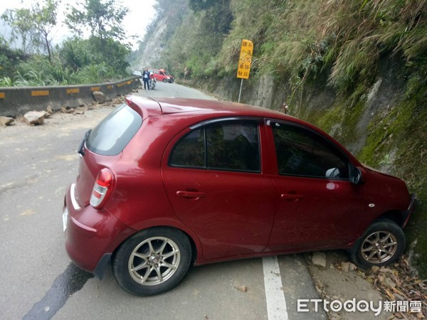 ▲▼落石砸車，紅色小轎車遭砸中。（圖／記者黃孟珍翻攝）