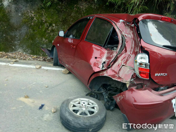 ▲▼落石砸車，紅色小轎車遭砸中。（圖／記者黃孟珍翻攝）