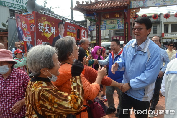 ▲國民黨台南市立委補選候選人謝龍介，3月14日由黨主席吳敦義陪同參拜與拜票，受到台南鄉親歡迎。（圖／記者林悅翻攝，下同）