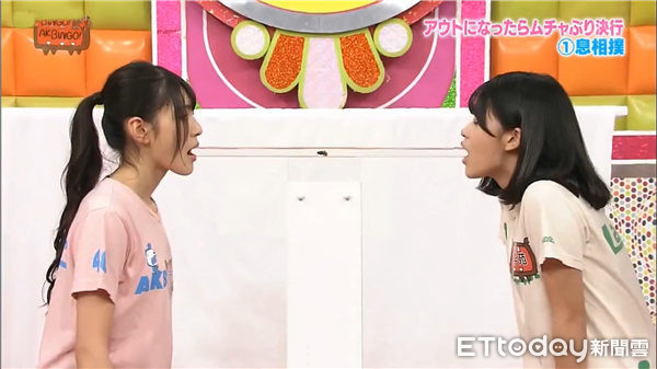 ▲日本綜藝節目AKB48挑戰「昆蟲息相撲」（圖／翻攝自YouTube）