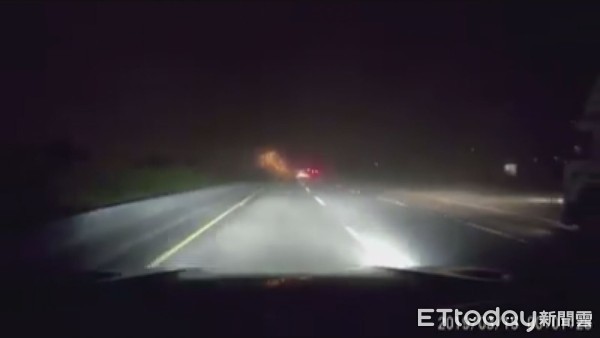 ▲1輛載滿青菜的大貨車，行經國道1時，因輪胎爆胎衝向護欄，火花噴濺後翻覆，所幸上2人送醫後無大礙。           。（圖／記者黃孟珍攝）