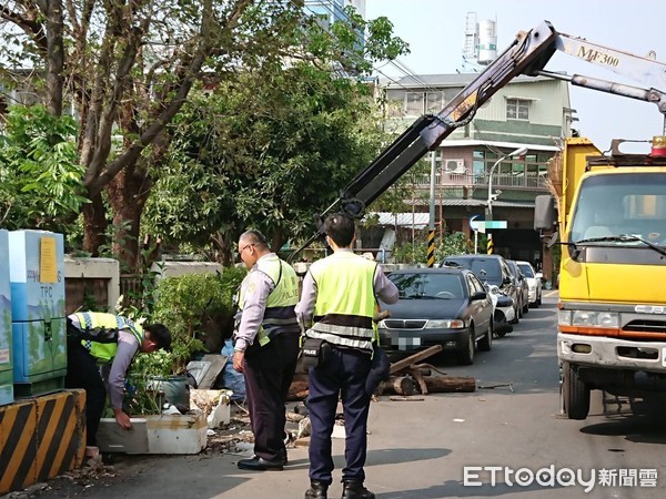 ▲▼屏警取締佔用道路。（圖／記者陳崑福翻攝）