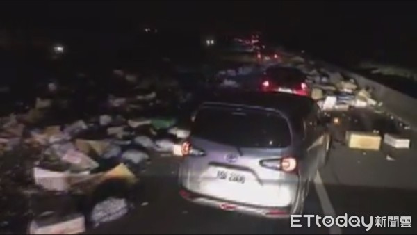 ▲菜車翻覆後，車上青菜灑滿地，導致後方車輛只能慢慢通過。（圖／記者黃孟珍翻攝）