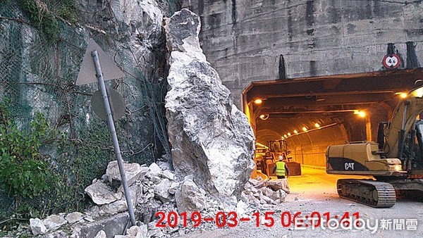 ▲蘇花公路大清水隧道口山壁土石崩落，其中1顆大如小型巴士，造成雙向全部受阻無法通行。（圖／記者蕭可正翻攝，下同）