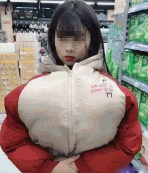 ▲▼少女逛超市胸口藏氣球。（圖／翻攝自每日頭條）