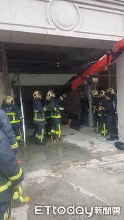 ▲▼板橋地區發生工安意外，工人墜落地下2樓命危。（圖／記者陳豐德翻攝）