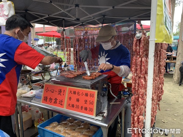 ▲香腸瀑布。（圖／記者洪靖宜攝）