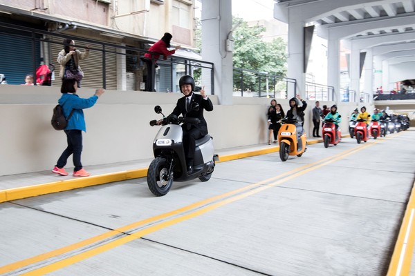 ▲新竹市長林智堅騎乘GOGORO體驗改善後的東大路機車地下道。（圖／新竹市政府提供）