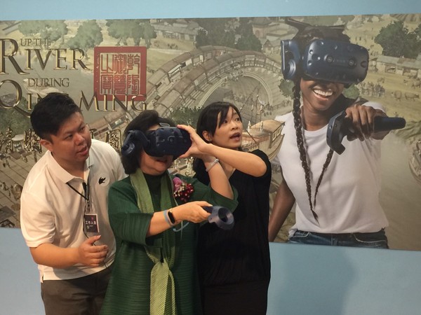 ▲宏達電VR教育前進高雄　社教館開創「超視界AR/VR體驗房」。（圖／宏達電提供）