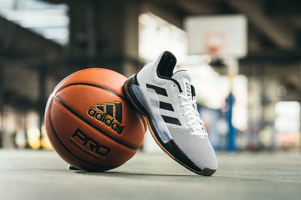 ▲adidas推出全新PRO BOUNCE MADNESS 2019系列團隊籃球鞋款。（圖／品牌提供）