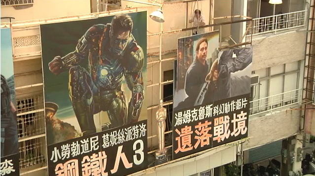 台南全美戲院仍維持「手繪電影海報」的傳統，由顏振發師傅繪製。（圖／取自YouTube。攝影Tassanee Vejpongsa）